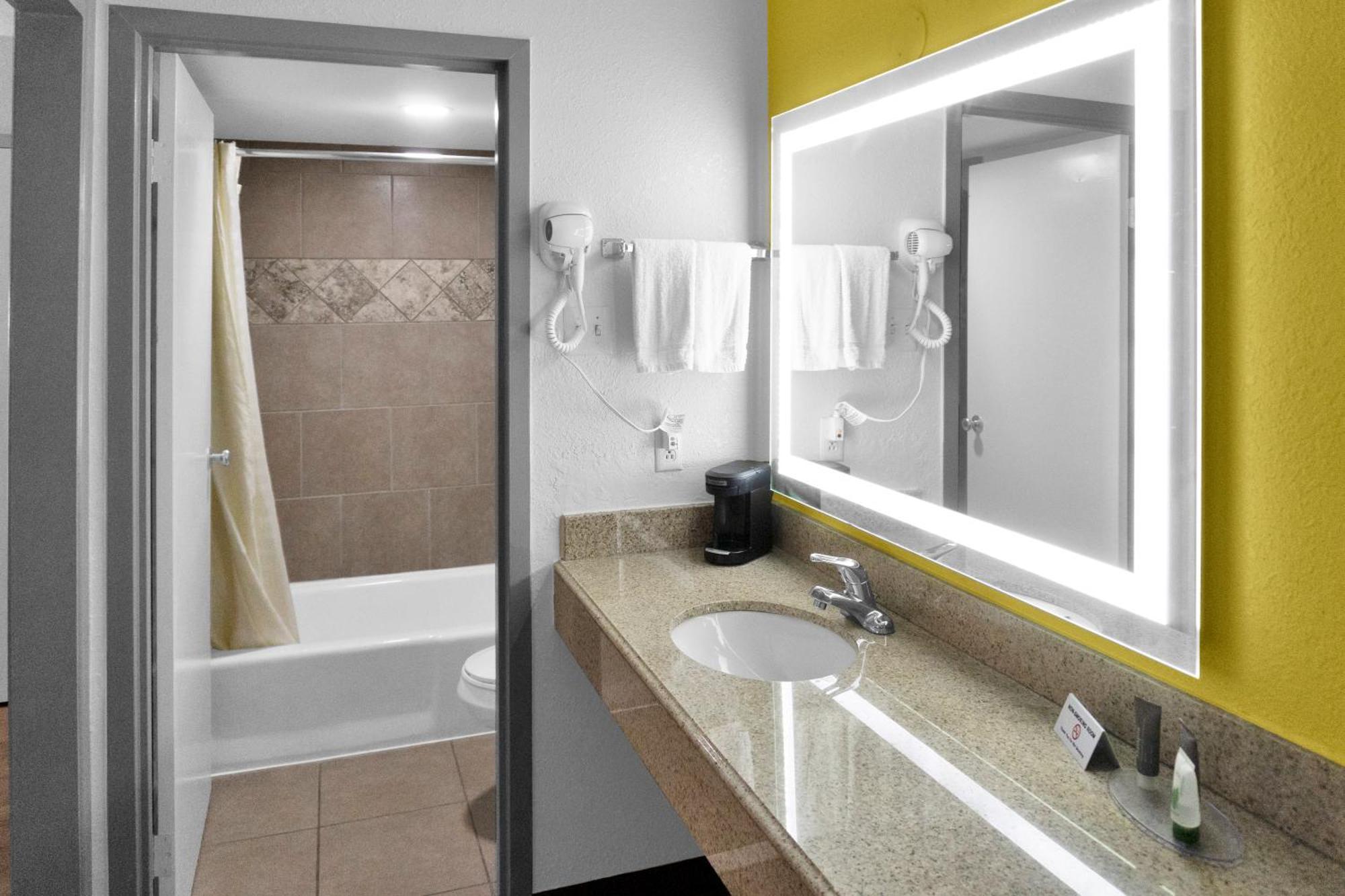 Econo Lodge Carlsbad Caverns Area מראה חיצוני תמונה